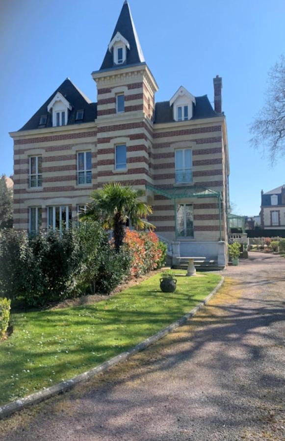 Cosy Appartement Dans Une Villa Avec Piscine, Proche Du Centre Et De La Mer Cabourg Exterior photo